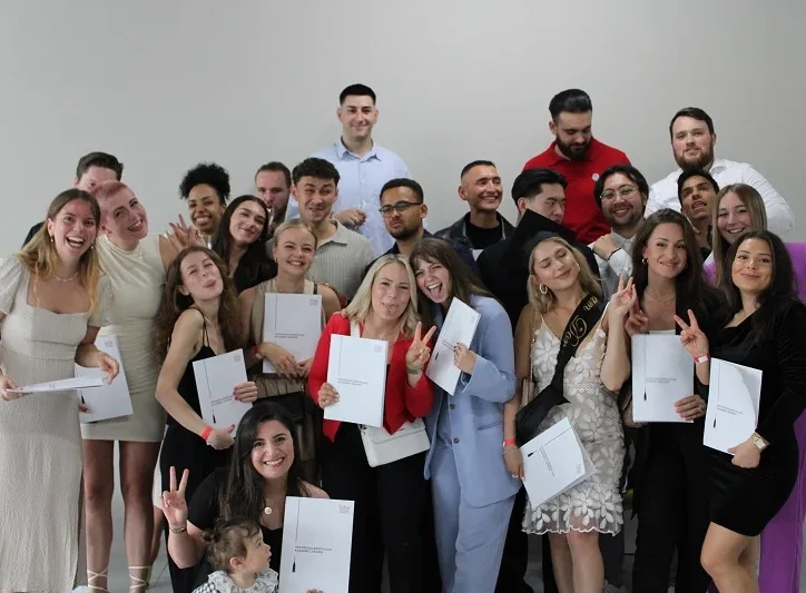 Eine Gruppe von Studierenden mit ihrem Abschlusszeugnis in der Hand