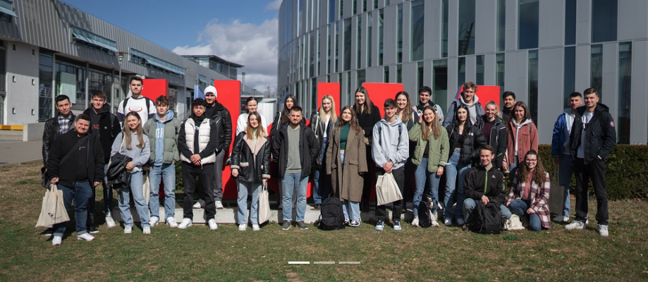 Erstsemester vor dem HdM Logo
