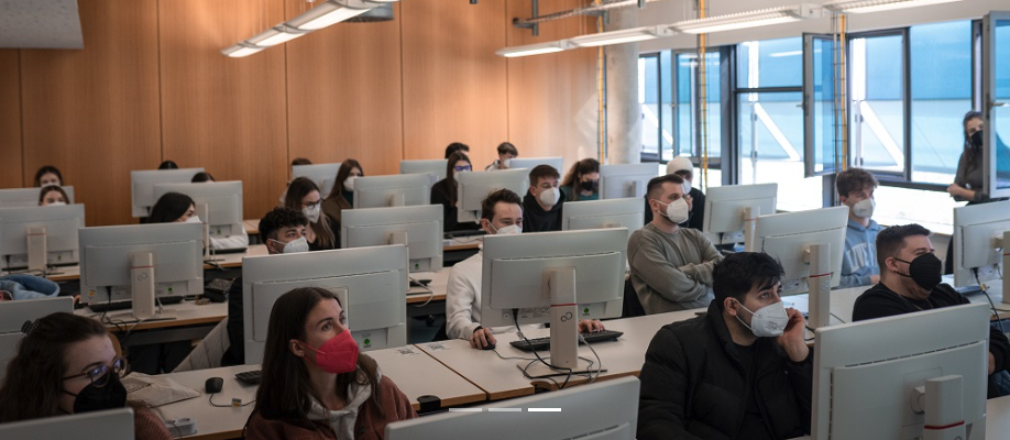 Studierende während der Einführung