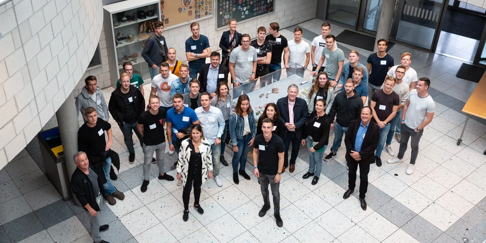 Gruppenfoto mit Studierenden und Professoren