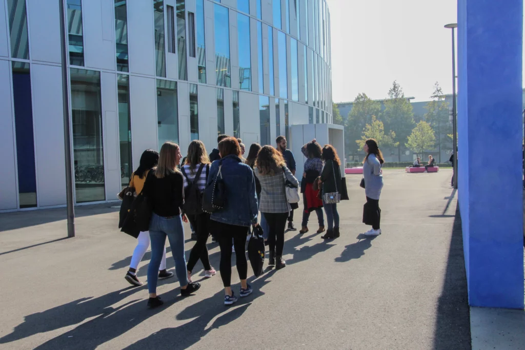 Führung der Erstsemester über den Campus