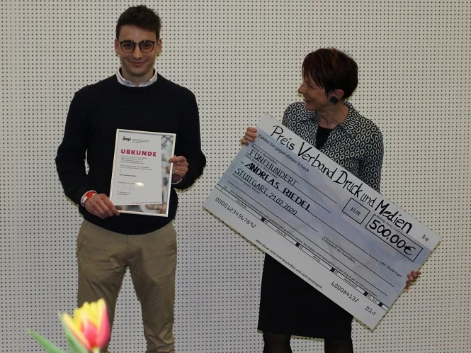 Erhalt der Urkunde und Prämie für besondere studentische Leistungen