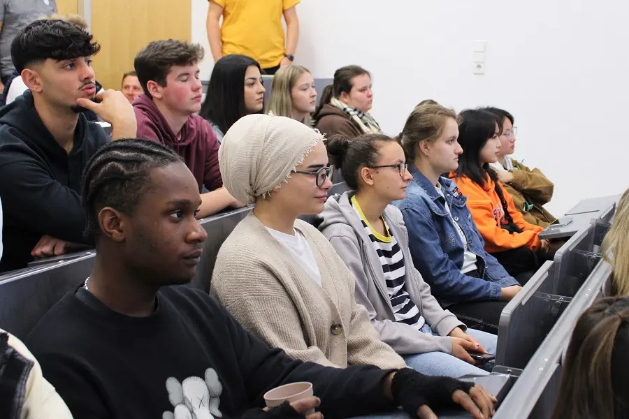 Erstsemester sitzen im Hörsaal