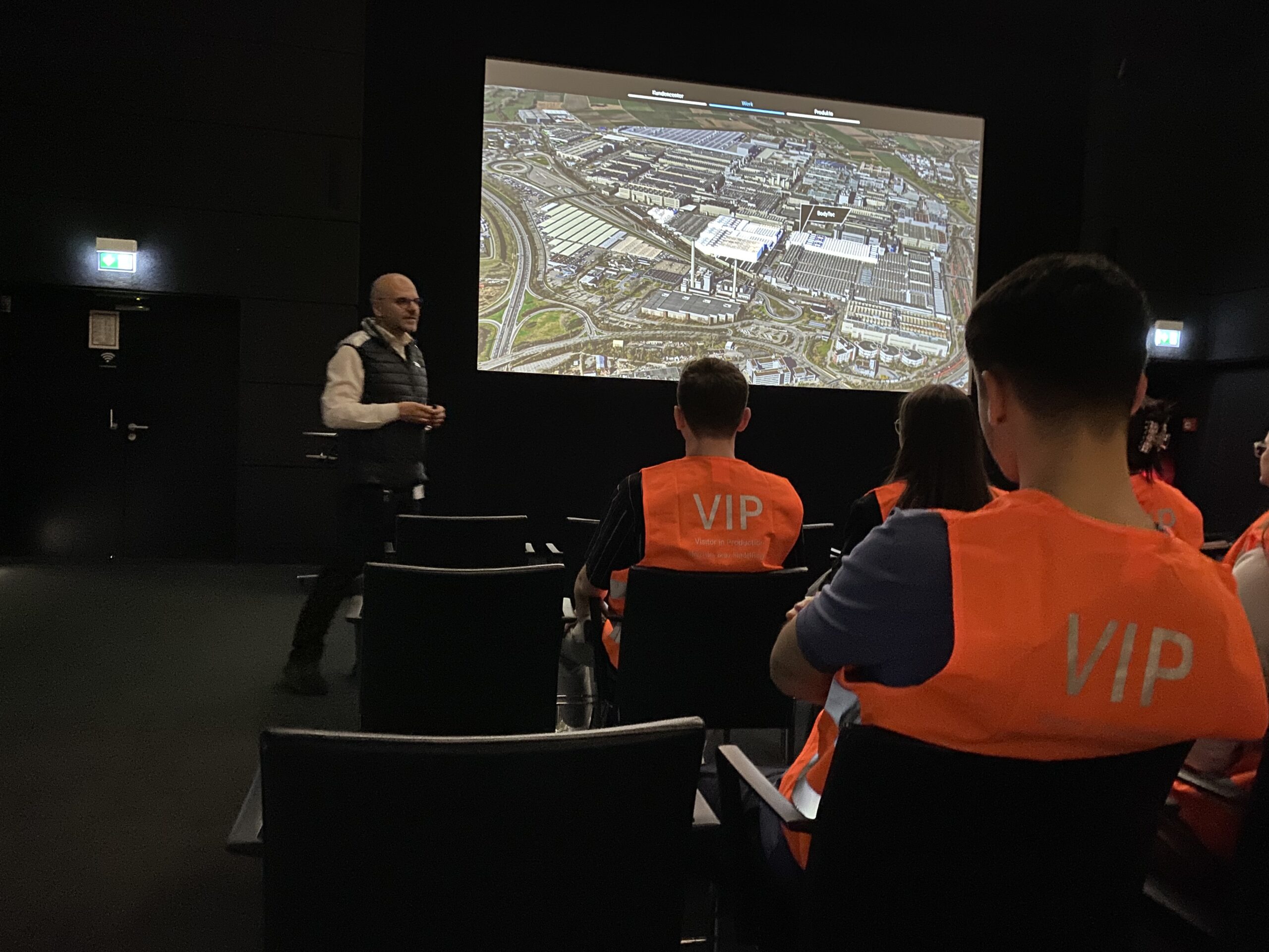 Start der Werksführung durch das Mercedes-Benz Werk Sindelfingen