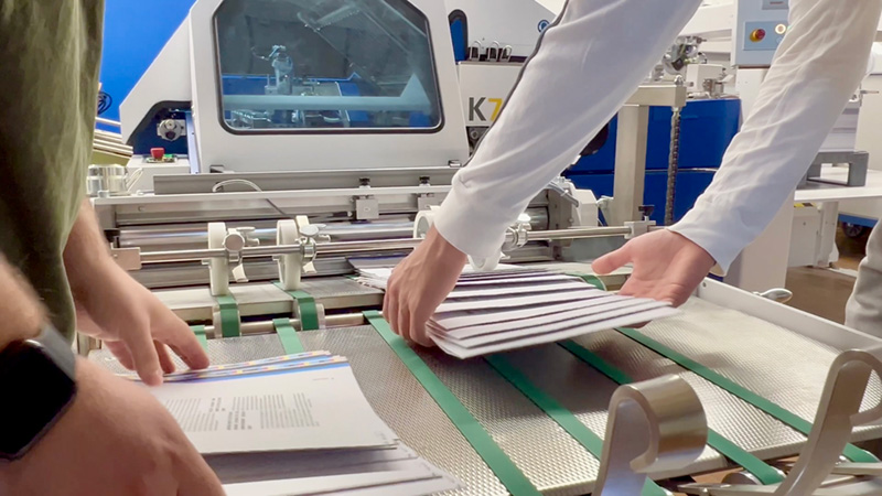 Eingenhändige Produktion der KNOWING an der Druckmaschine