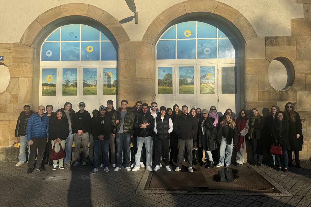 Erstsemesterexkursion Bunker Fellbach - Gruppenfoto der Studierenden vor Sonnenuntergang