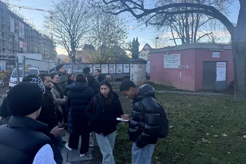 Erstsemesterexkursion Bunker Fellbach - Studierende draußen vor Bunker
